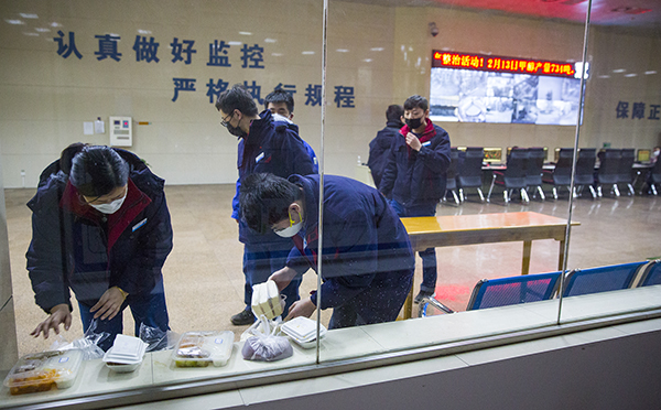 15 準(zhǔn)備就餐的職工，吃到可口的飯菜.jpg