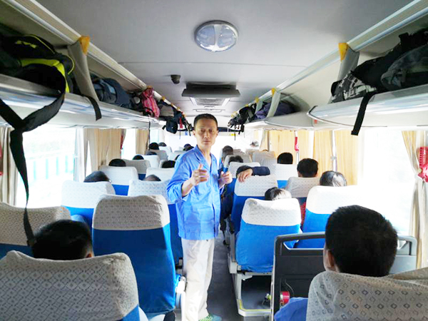 王文在車(chē)上給員工講解意外情況下的逃生 (2).jpg
