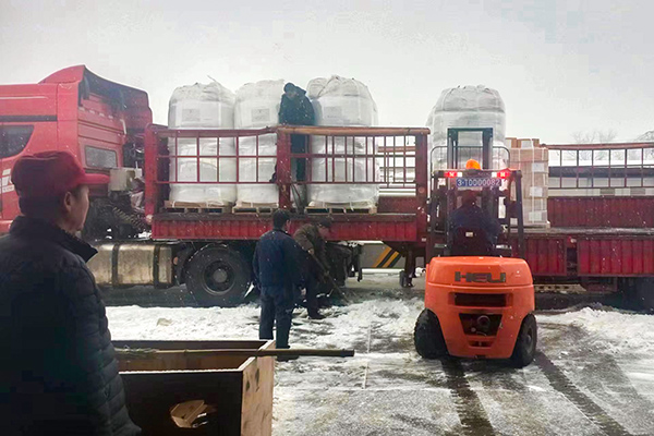 2月12日，物資采供部彬州分部在大雪中卸車，保障物資供應(yīng)(副圖）.jpg