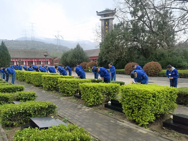 4月3日，全體黨員在烈士園碑區(qū)祭掃陵園、默哀深思.jpg