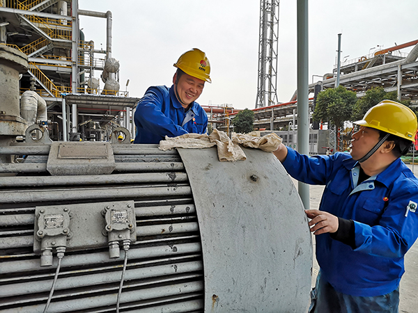 技術(shù)人員張崇高、劉威正在進行自查整改清理電機殼體  600.jpg