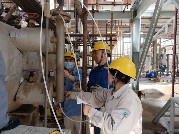 5月7日，三期現(xiàn)場調校液位浮筒.jpg