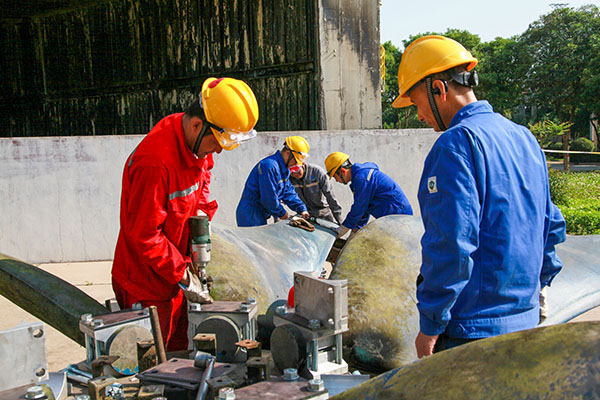 5月13日，李曉峰作業(yè)組檢修風(fēng)機(jī)葉片   600.jpg