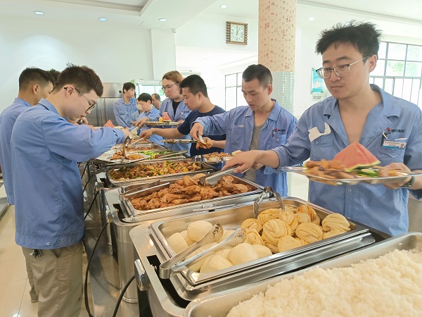 5月15日，檢修人在食堂用餐.jpg