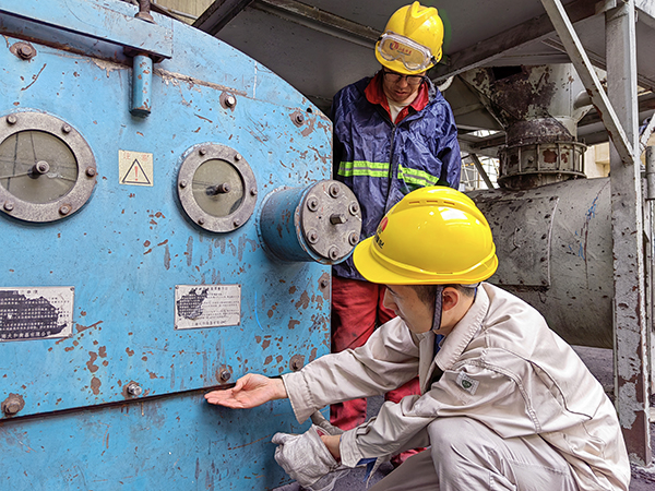 5月16日，動(dòng)力車間三期給煤機(jī)，屈豪正在檢查給煤機(jī)的復(fù)位情況.jpg