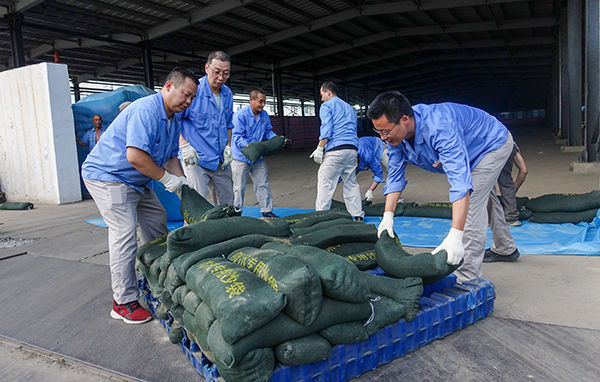 2023年8月4日運銷市場部員工根據(jù)天氣預報黃色預警提前對尿素庫區(qū)進行圍擋   600.jpg