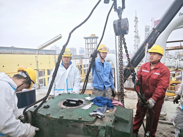 10月17日，檢修人員在煤漿槽上方吊裝減速機(jī).jpg