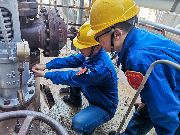 10月20日上午，徐濤和張跟潮在3號爐定排罐處檢查安全閥安裝質(zhì)量.jpg