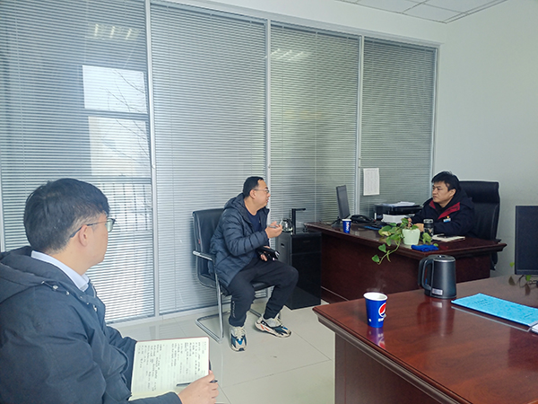 2月23日，運(yùn)銷分部，曹侃、伍思盈人員，在分部辦公室對標(biāo)交流。運(yùn)銷分部 伍思盈 攝.jpg