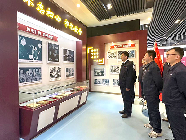 2024年4月9日乙二醇車間黨員職工們，駐足學(xué)習(xí)趙夢桃個(gè)人事跡.jpg