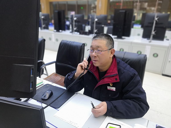 當班中，雷仲民正在通知電氣啟泵.jpg