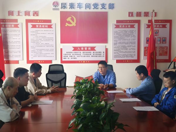 4月28日，車間工藝主任王慶振對班組考試試卷進(jìn)行點評.jpg