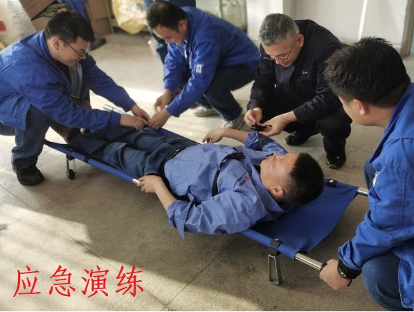4月26日，尿素車間對擔(dān)架操作進(jìn)行培訓(xùn).jpg