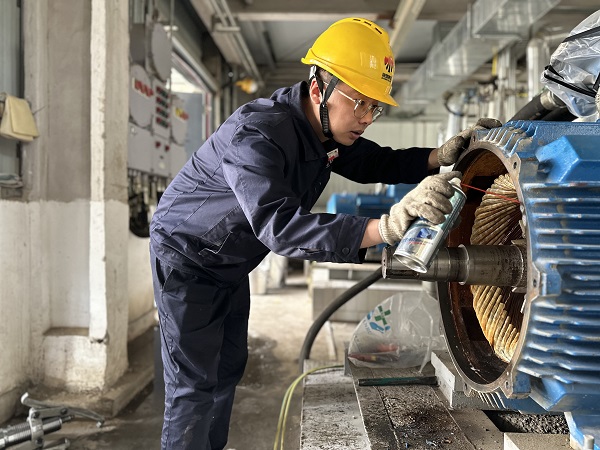 5月7日，檢修人員趙佳偉處理電機(jī)內(nèi)銹跡.jpg