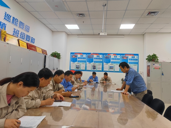 7月13日，水汽車間運行一班進行“五懂五會五能”培訓(xùn)學(xué)習(xí)活動.jpg