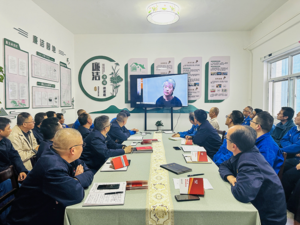 10月21日下午，物料車間黨支部開(kāi)展了以“敲響廉潔警鐘、繃緊安全之弦、筑牢廉潔安全‘雙防線’”為主題的警示教育活動(dòng)，--圖為觀看廉潔警示教育專題片.jpg