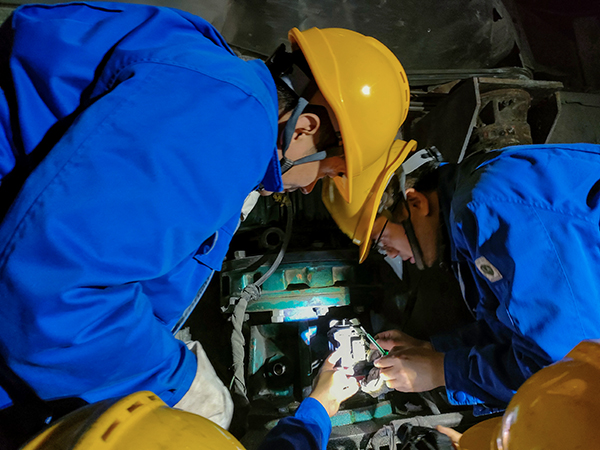 10月30日晚22時，工藝配合電氣人員拆卸故障電機(jī)。.jpg