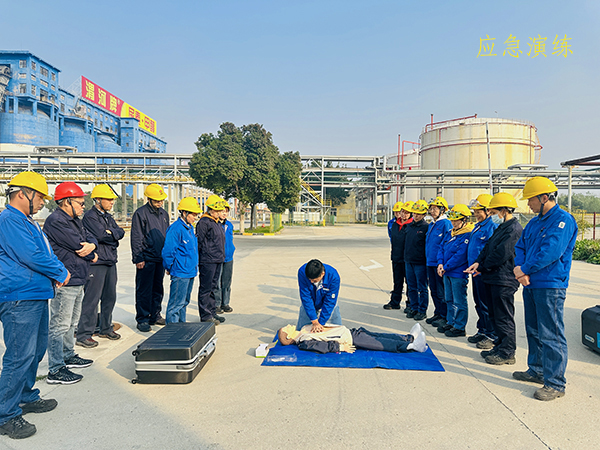 11月8日下午，應(yīng)急救援隊(duì)張伯倫為職工進(jìn)行心肺復(fù)蘇操作技能培訓(xùn).jpg