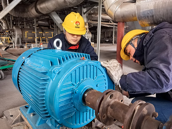 1月20日，檢修三班正在對鍋爐疏水泵電機(jī)進(jìn)行更換1.jpg